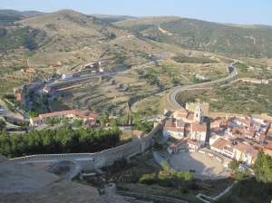 Blick auf Stadtmauer und Stadt sowie Viadukt (links im Hintergrund)